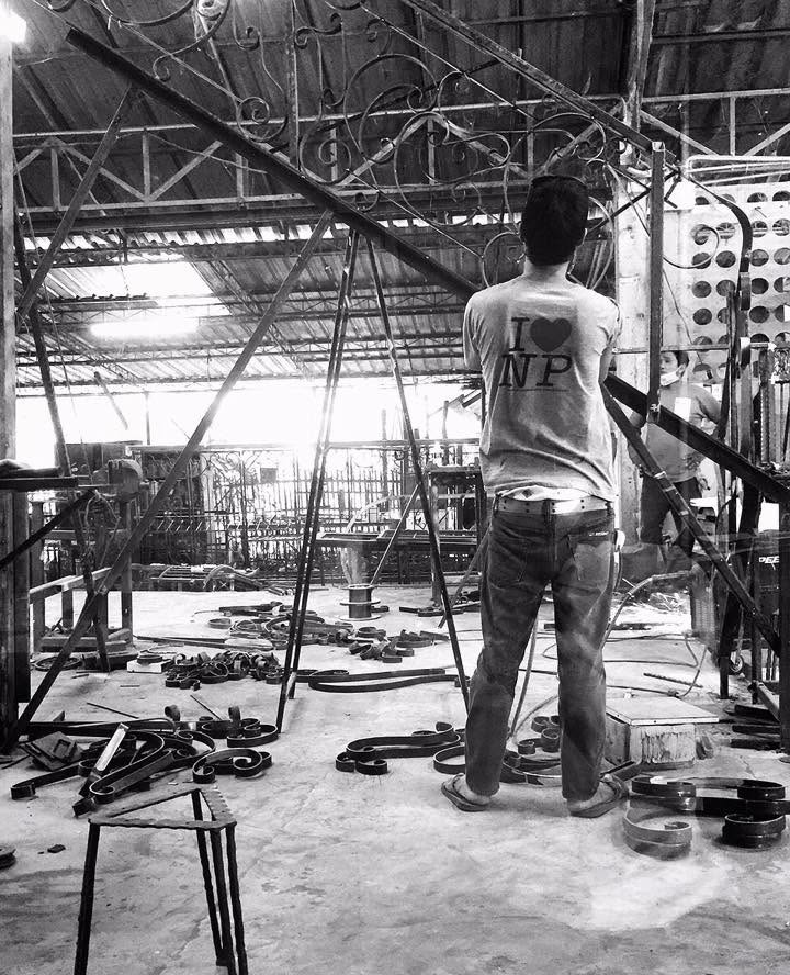 ช่างในโรงงานเหล็กดัด